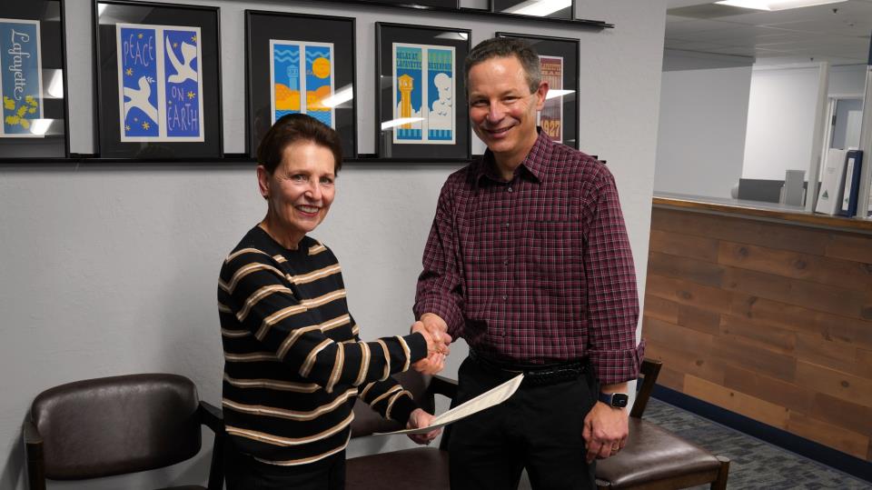 Councilmember McCormick shakes hands with City Clerk after taking the oath of office 24.01.30